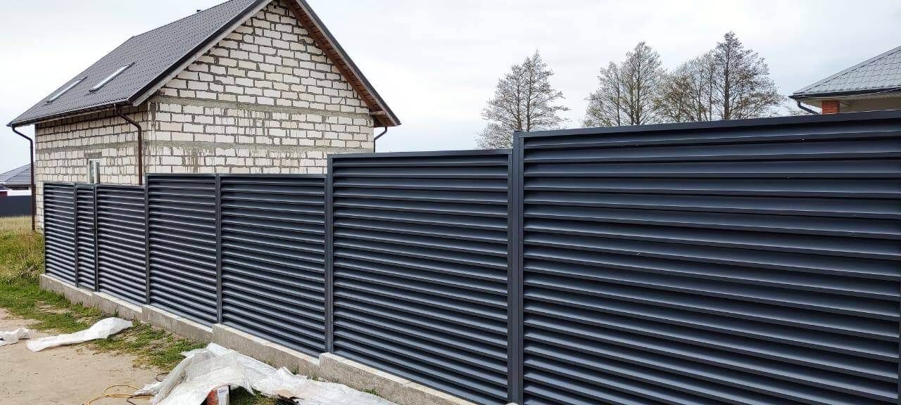 Забор-жалюзи из ламелей ЭКО-Z 24м RAL7024 Серый Графит фото 5 в Новокубанске