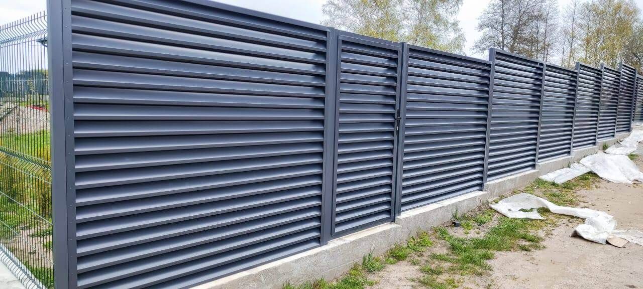 Забор-жалюзи из ламелей ЭКО-Z 24м RAL7024 Серый Графит фото 2 в Новокубанске