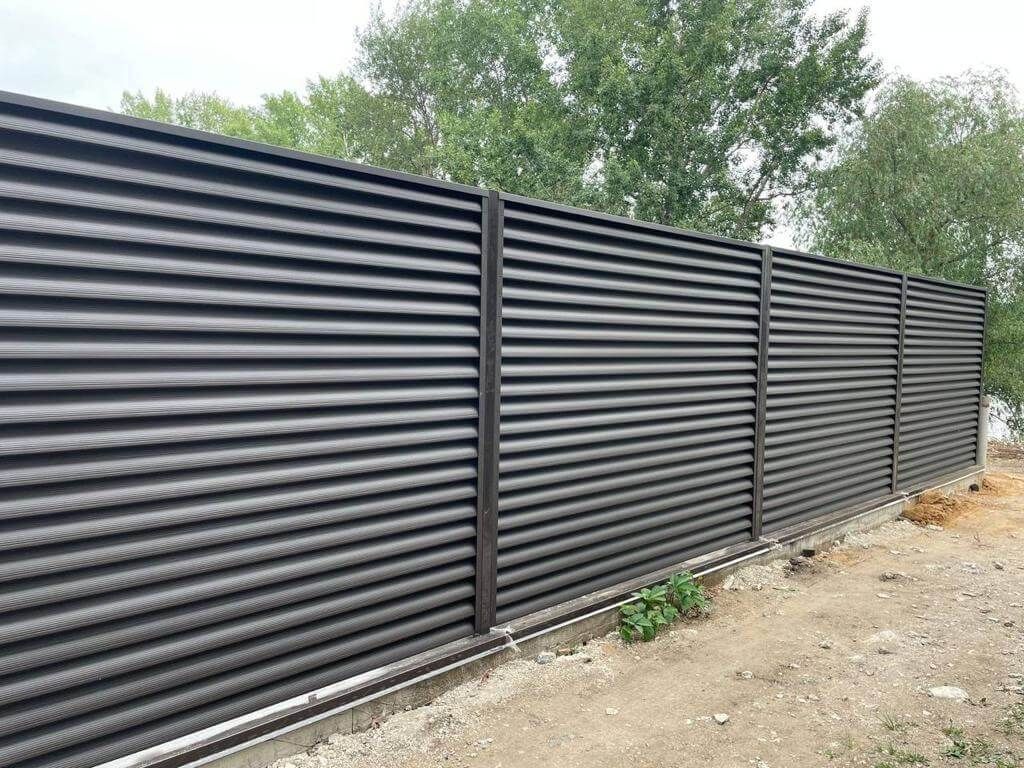 Забор-жалюзи с ламелями еврожалюзи 29м RAL8019/8019 Темный Шоколад МАТТЕ двухсторонний фото 2 в Новокубанске