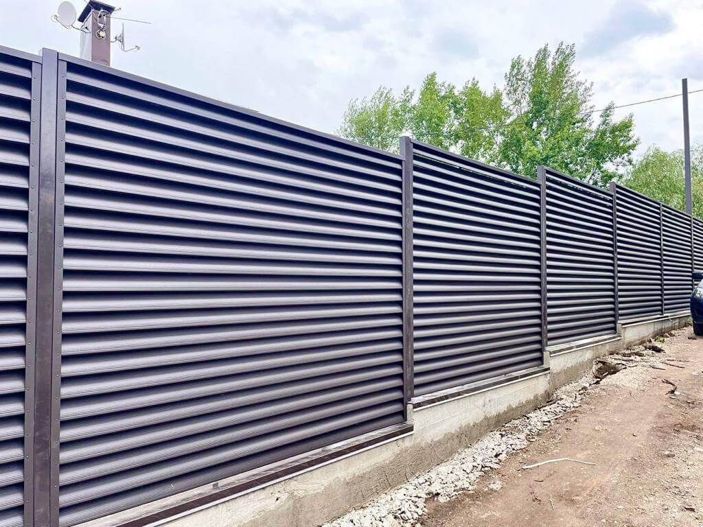 Забор-жалюзи с ламелями еврожалюзи 29м RAL8019/8019 Темный Шоколад МАТТЕ двухсторонний в Новокубанске