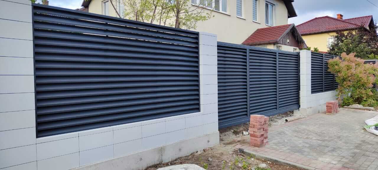 Забор-жалюзи из ламелей ЭКО-Z 17м RAL7024 Серый Графит фото 2 в Новокубанске