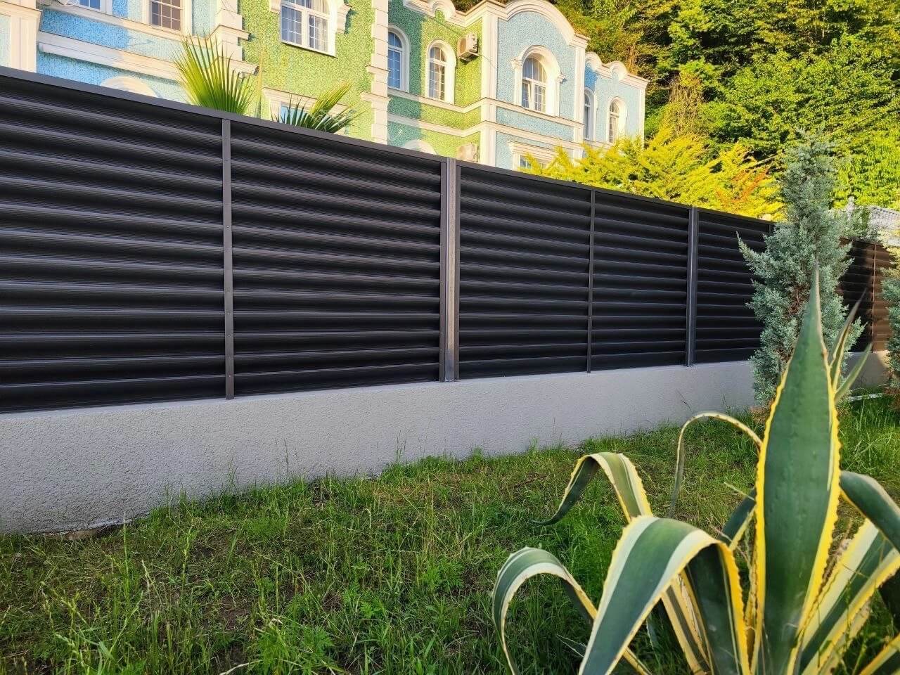 Забор-жалюзи из ламелей еврожалюзи 24м RAL7024 Серый Графит фото 5 в Новокубанске