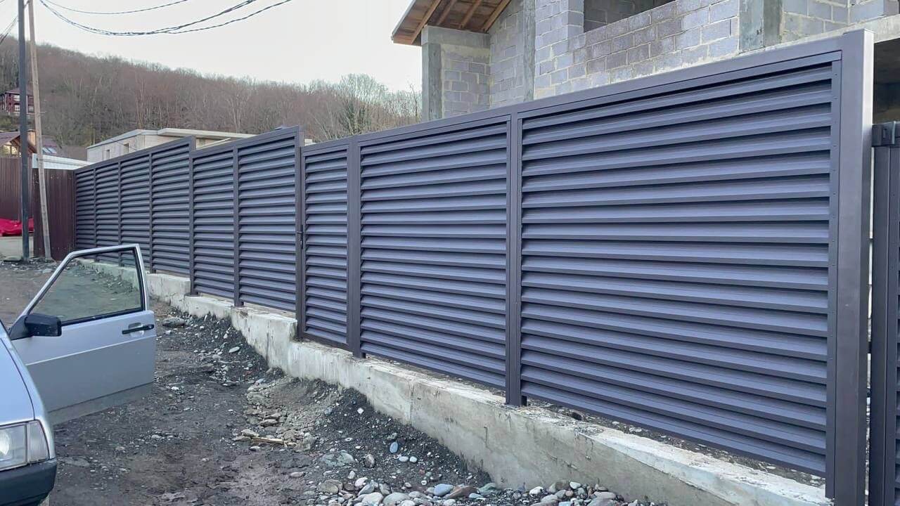 Забор-жалюзи из ламелей ЭКО-Z 54м RAL8019/8019 Темный Шоколад двусторонний в Новокубанске