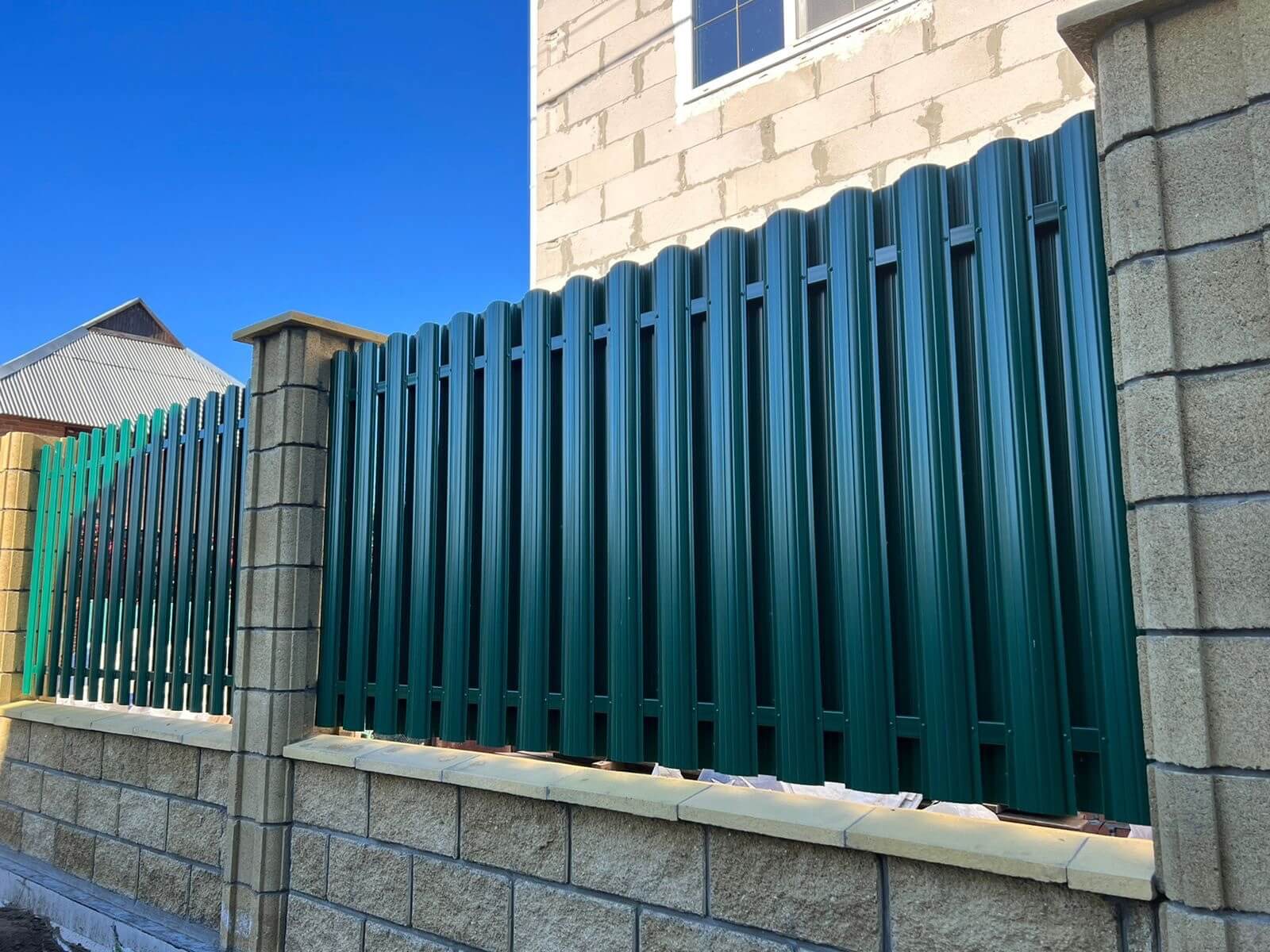 Забор из евроштакетника 22м RAL6005/6005 Зеленый Мох двусторонний фото 7 в Новокубанске