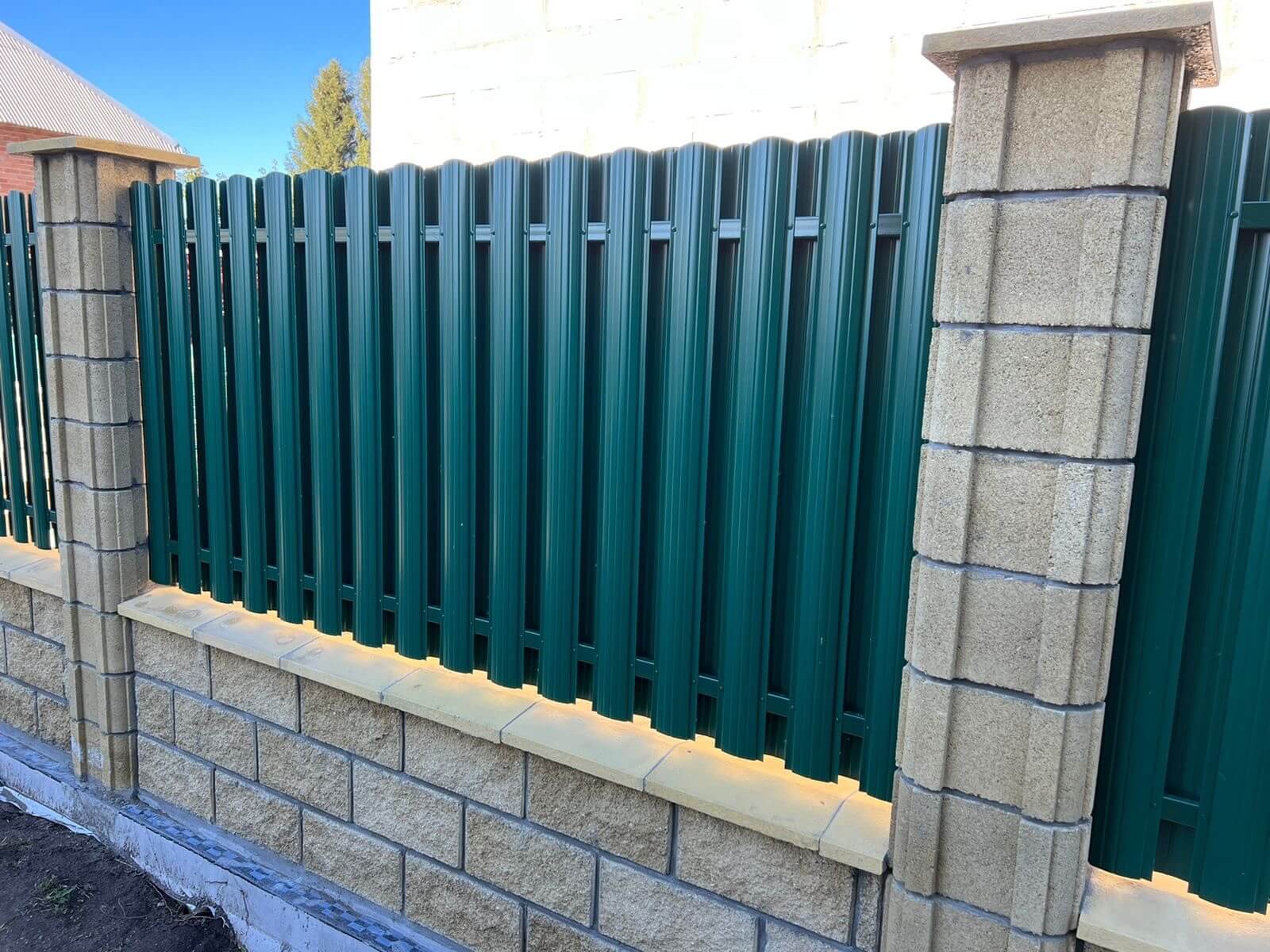 Забор из евроштакетника 22м RAL6005/6005 Зеленый Мох двусторонний фото 6 в Новокубанске