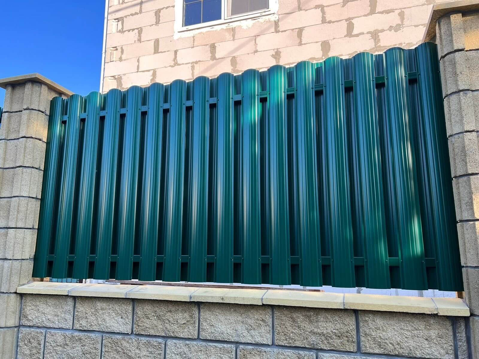 Забор из евроштакетника 22м RAL6005/6005 Зеленый Мох двусторонний фото 2 в Новокубанске
