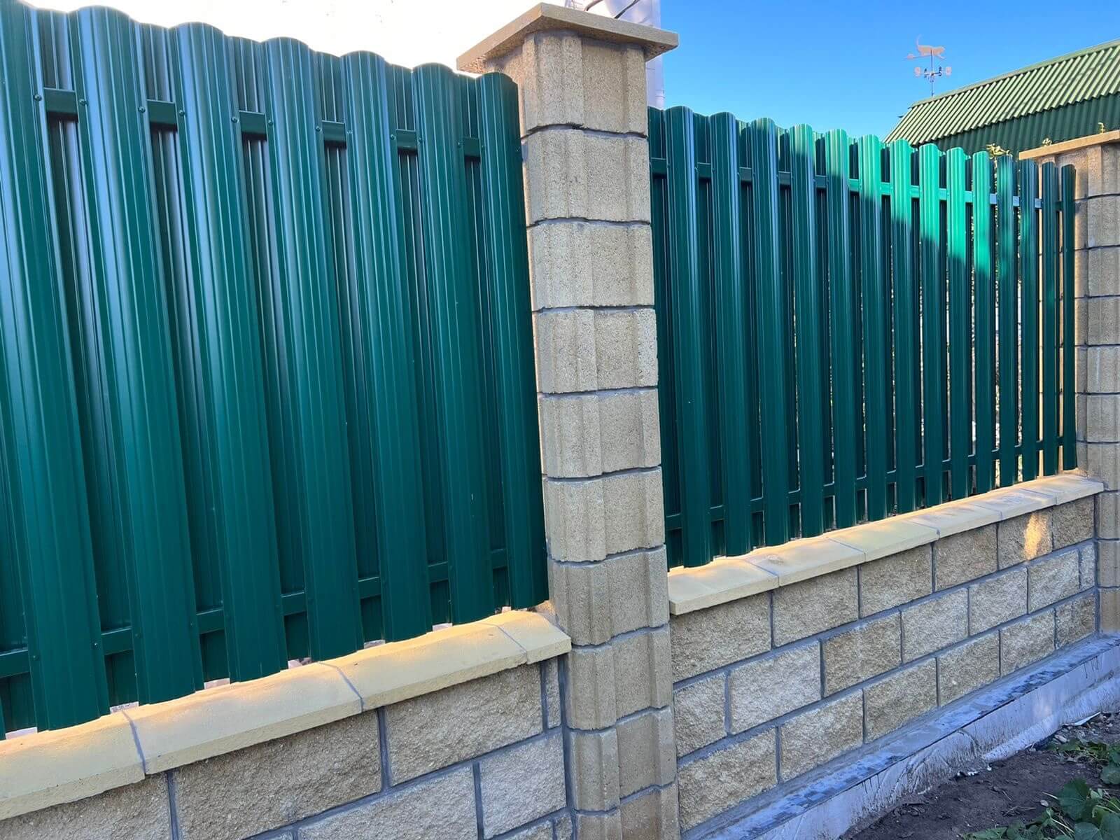 Забор из евроштакетника 22м RAL6005/6005 Зеленый Мох двусторонний фото 1 в Новокубанске