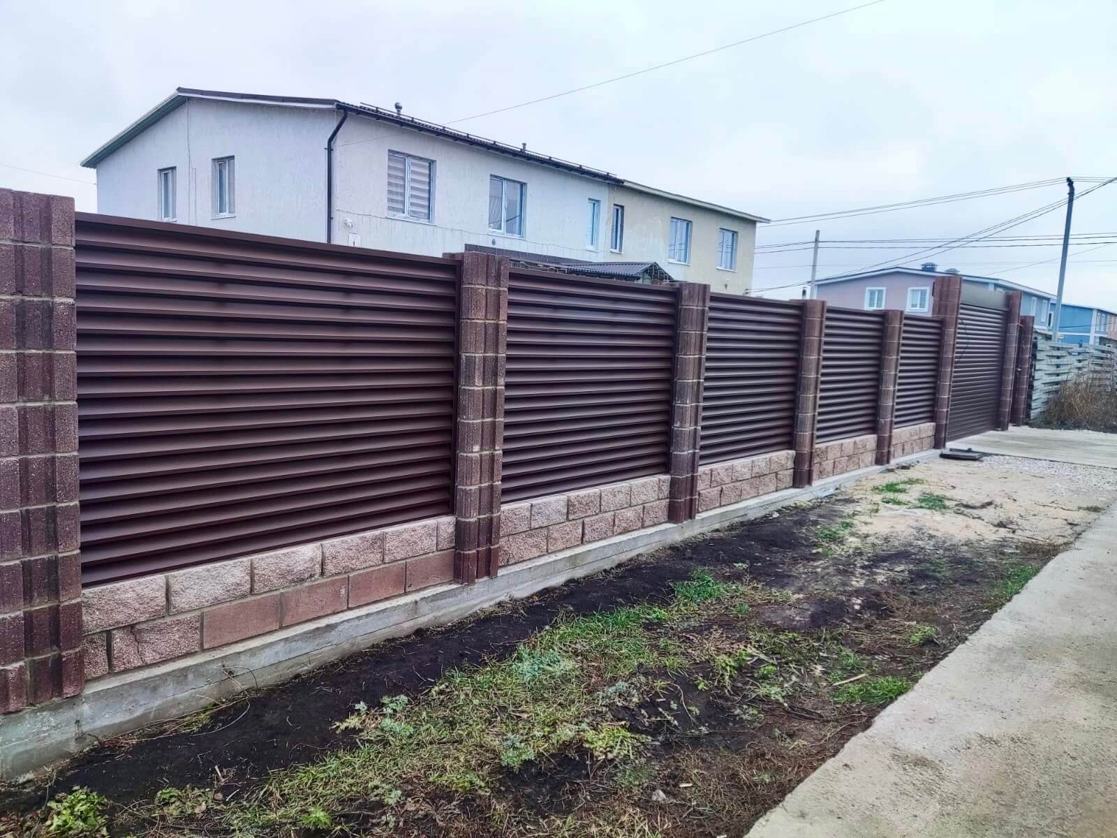 Забор-жалюзи из ламелей ЭКО-Z 13м RAL8019/8019 Темный Шоколад двусторонний МАТТЕ фото 1 в Новокубанске