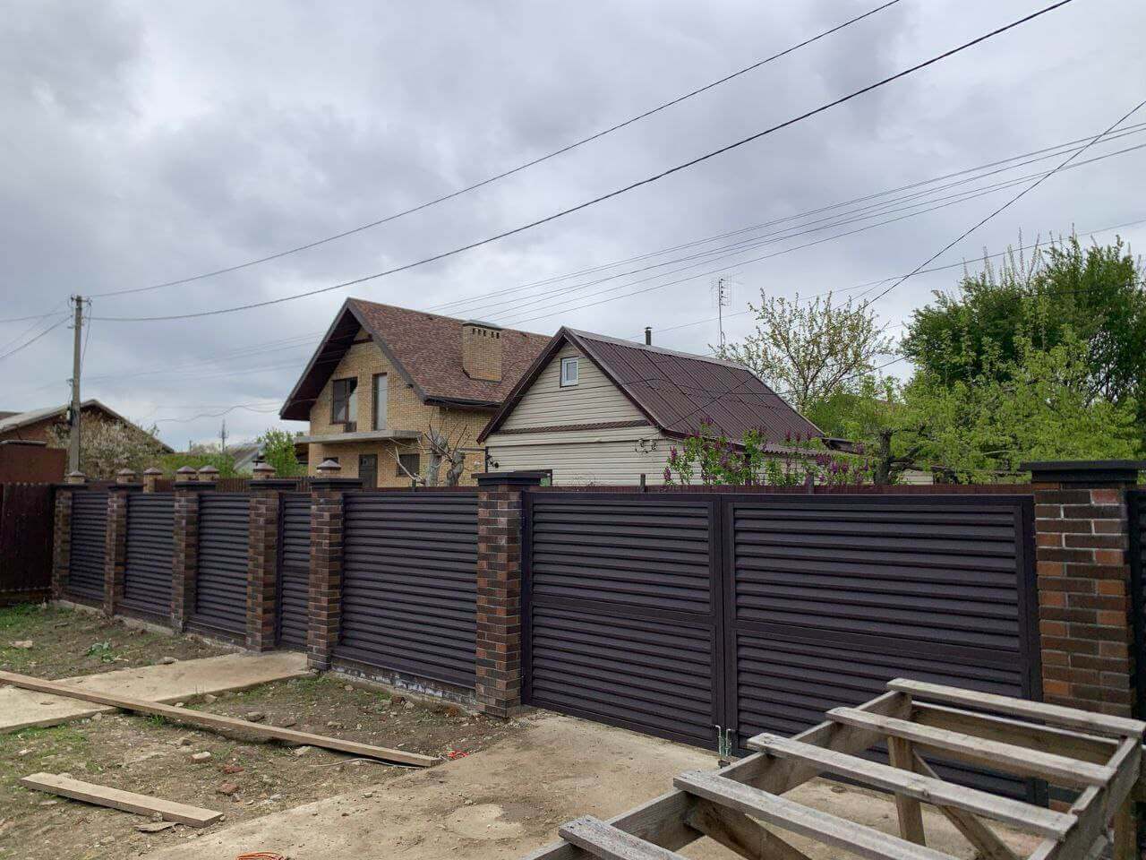 Забор-жалюзи из ламелей Реснички 24м RAL8019/8019 Темный Шоколад двусторонний МАТТЕ фото 2 в Новокубанске