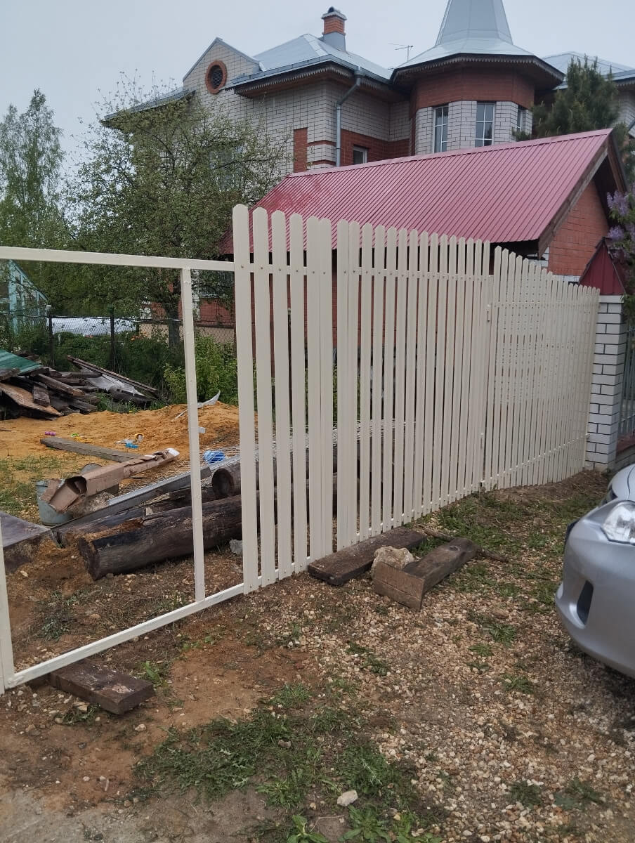 Забор из евроштакетника 9м RAL1015/1015 Слоновая Кость двусторонний фото 4 в Новокубанске