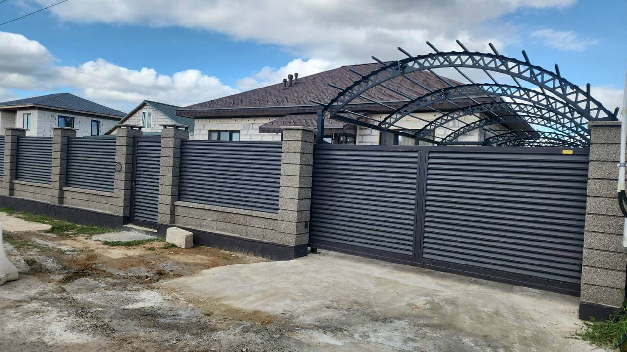 Забор-жалюзи из ламелей Реснички 27м RAL8019/8019 Темный Шоколад двусторонний МАТТЕ фото 2 в Новокубанске