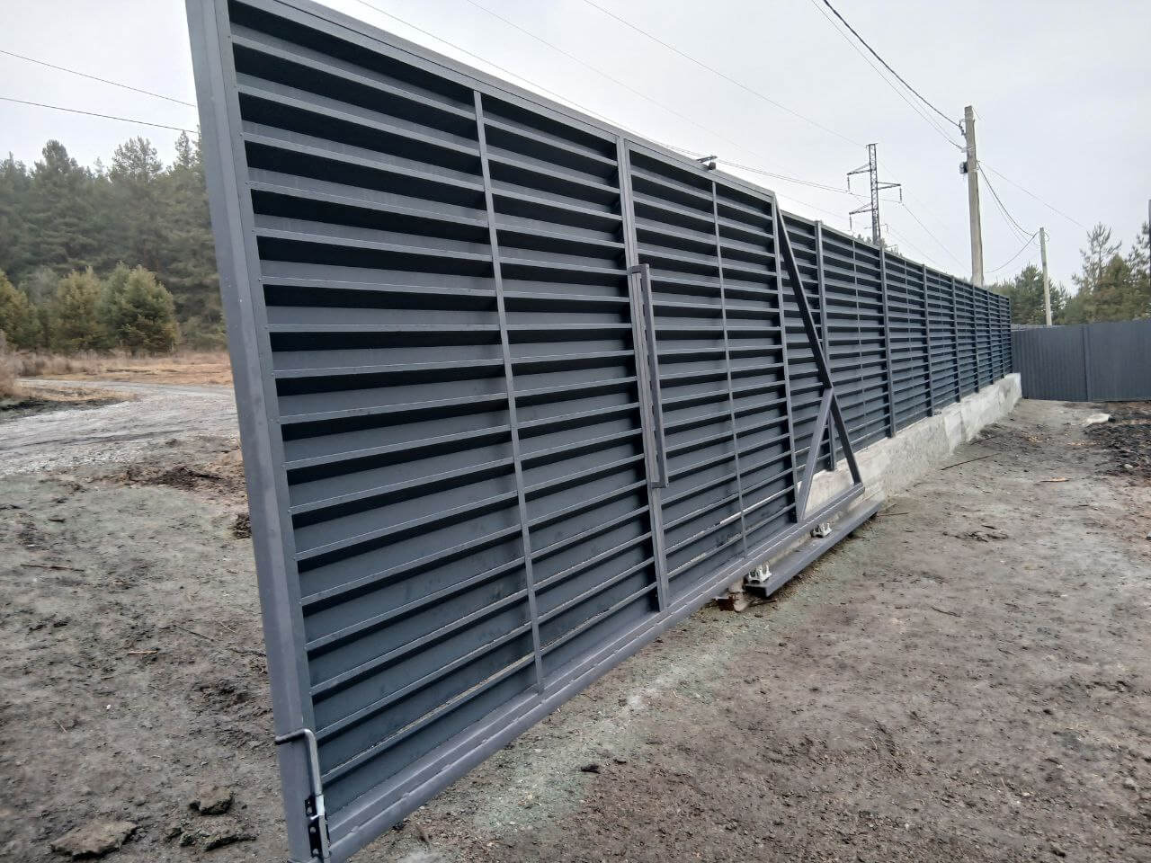Забор-жалюзи из ламелей Хай-Тек 37м RAL7024/7024 Серый Графит двусторонний МАТТЕ фото 7 в Новокубанске