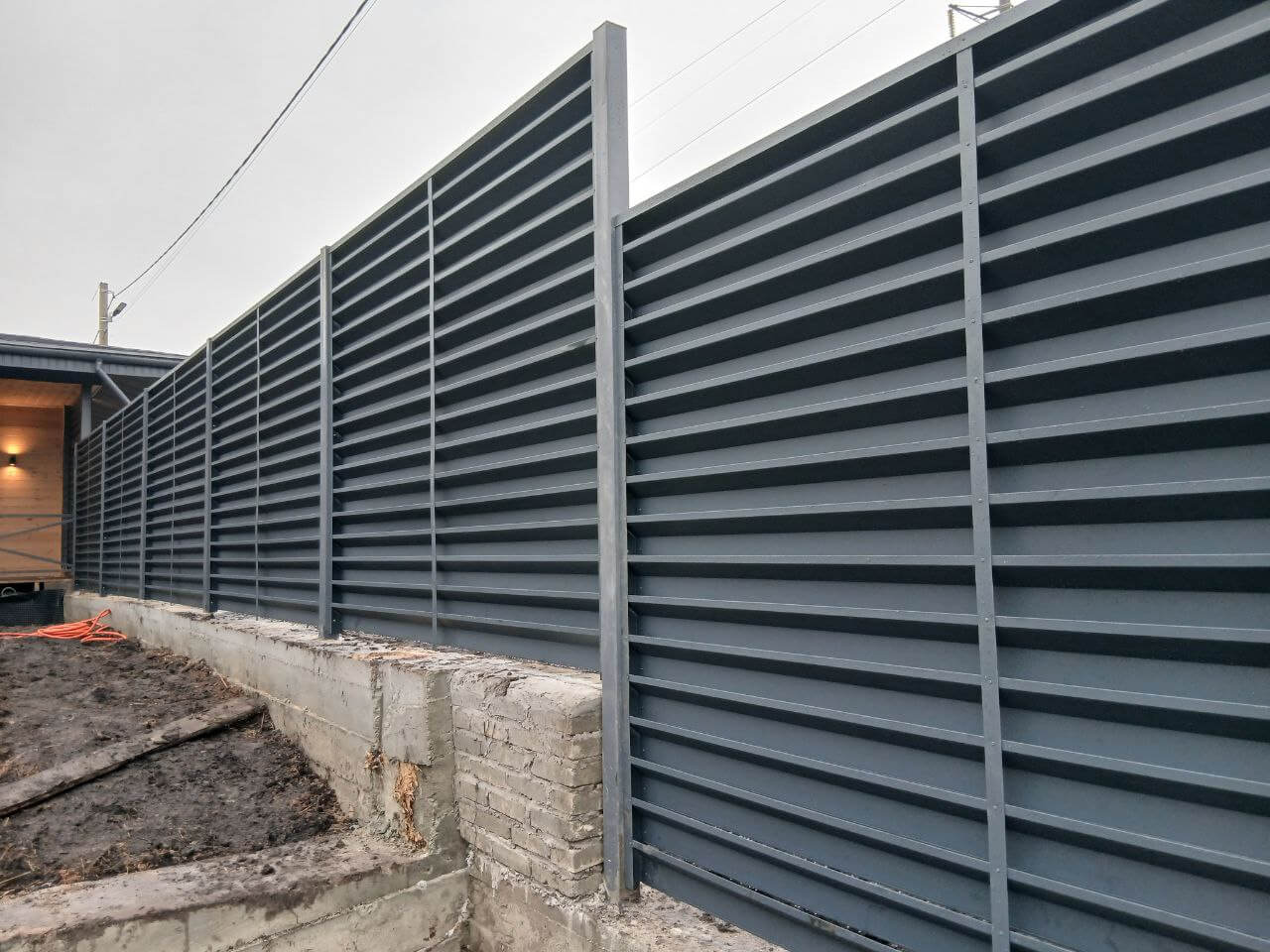 Забор-жалюзи из ламелей Хай-Тек 37м RAL7024/7024 Серый Графит двусторонний МАТТЕ фото 6 в Новокубанске