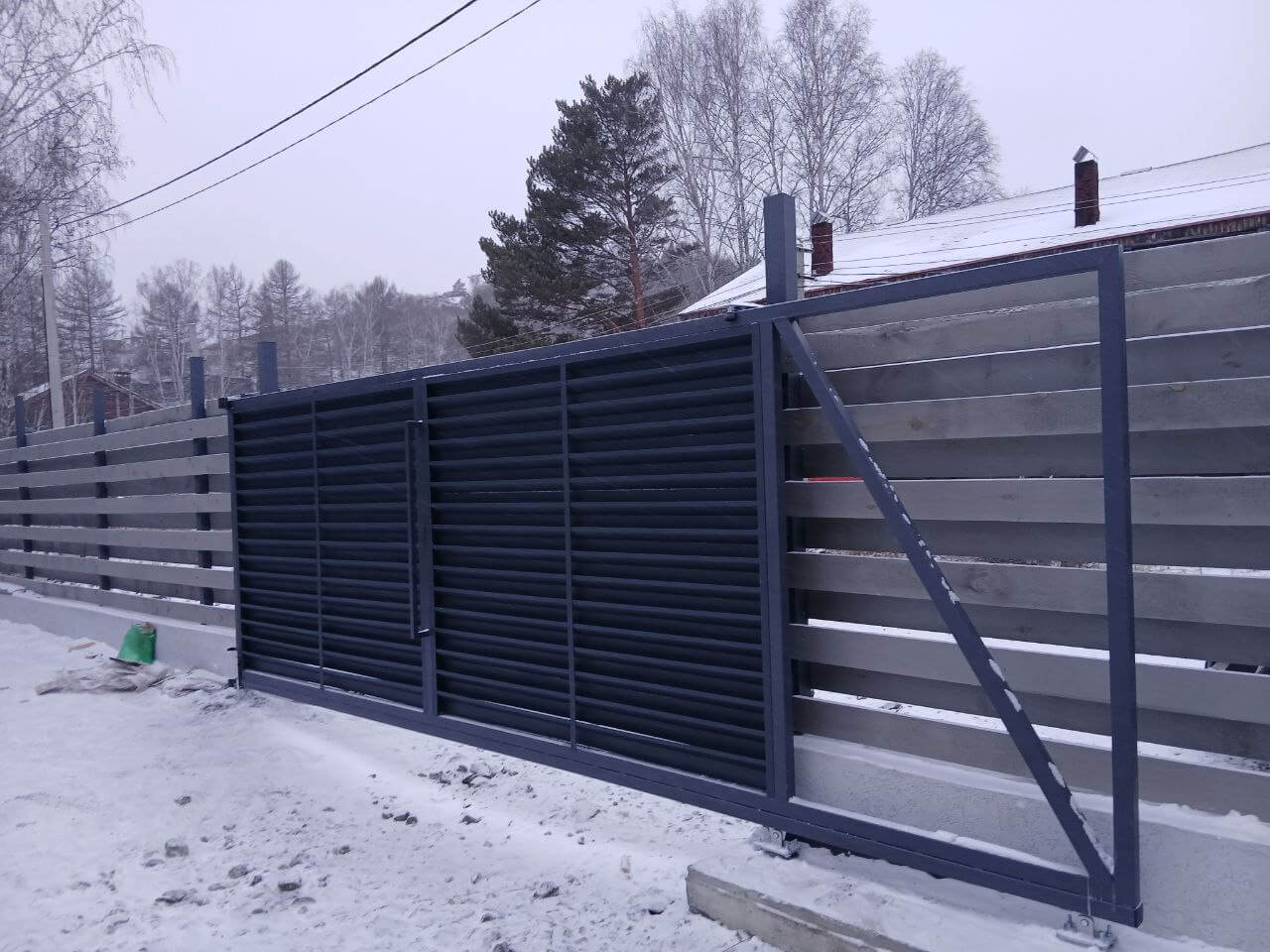 Входная группа из ламелей Хай-Тек RAL7024/7024 Серый Графит двусторонний МАТТЕ фото 4 в Новокубанске