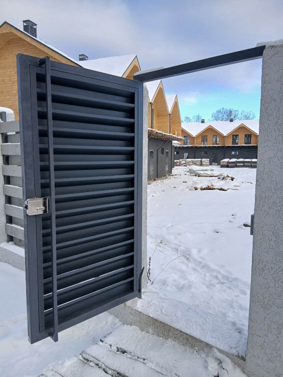 Входная группа из ламелей Хай-Тек RAL7024/7024 Серый Графит двусторонний МАТТЕ фото 21 в Новокубанске