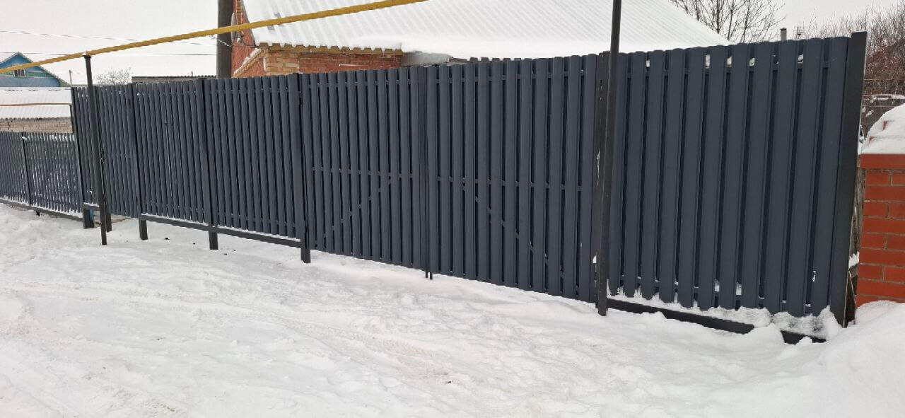 Забор из евроштакетника 27м RAL7024 Серый Графит МАТТЕ в Новокубанске
