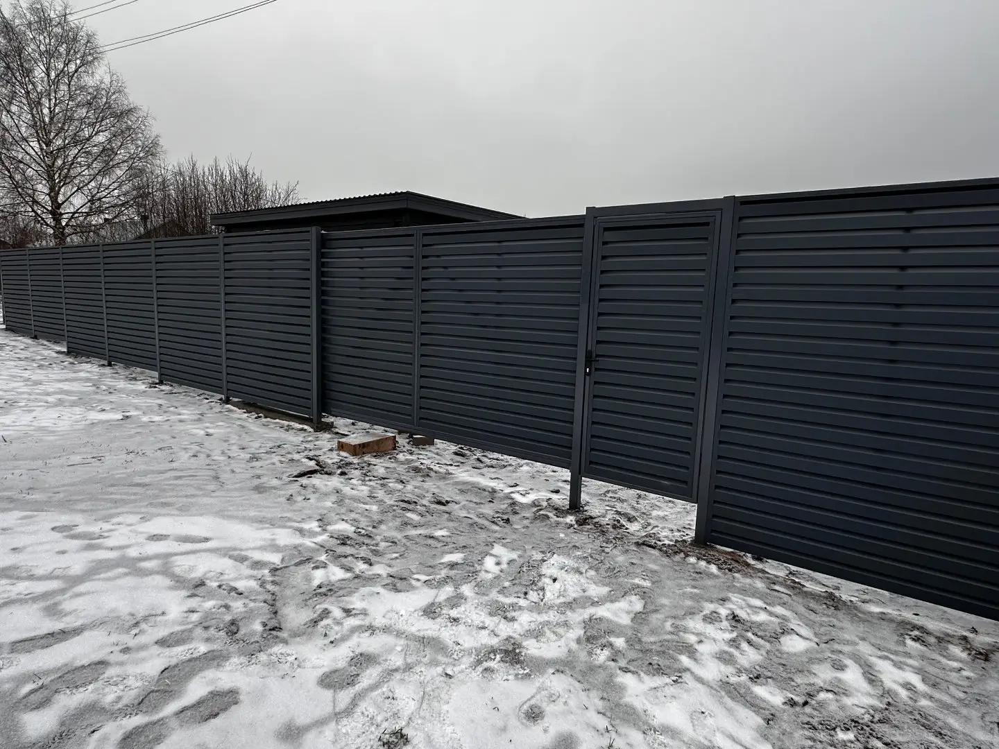Забор-жалюзи из ламелей Хай-Тек 20м RAL7024/7024 Серый Графит двусторонний МАТТЕ фото 4 в Новокубанске