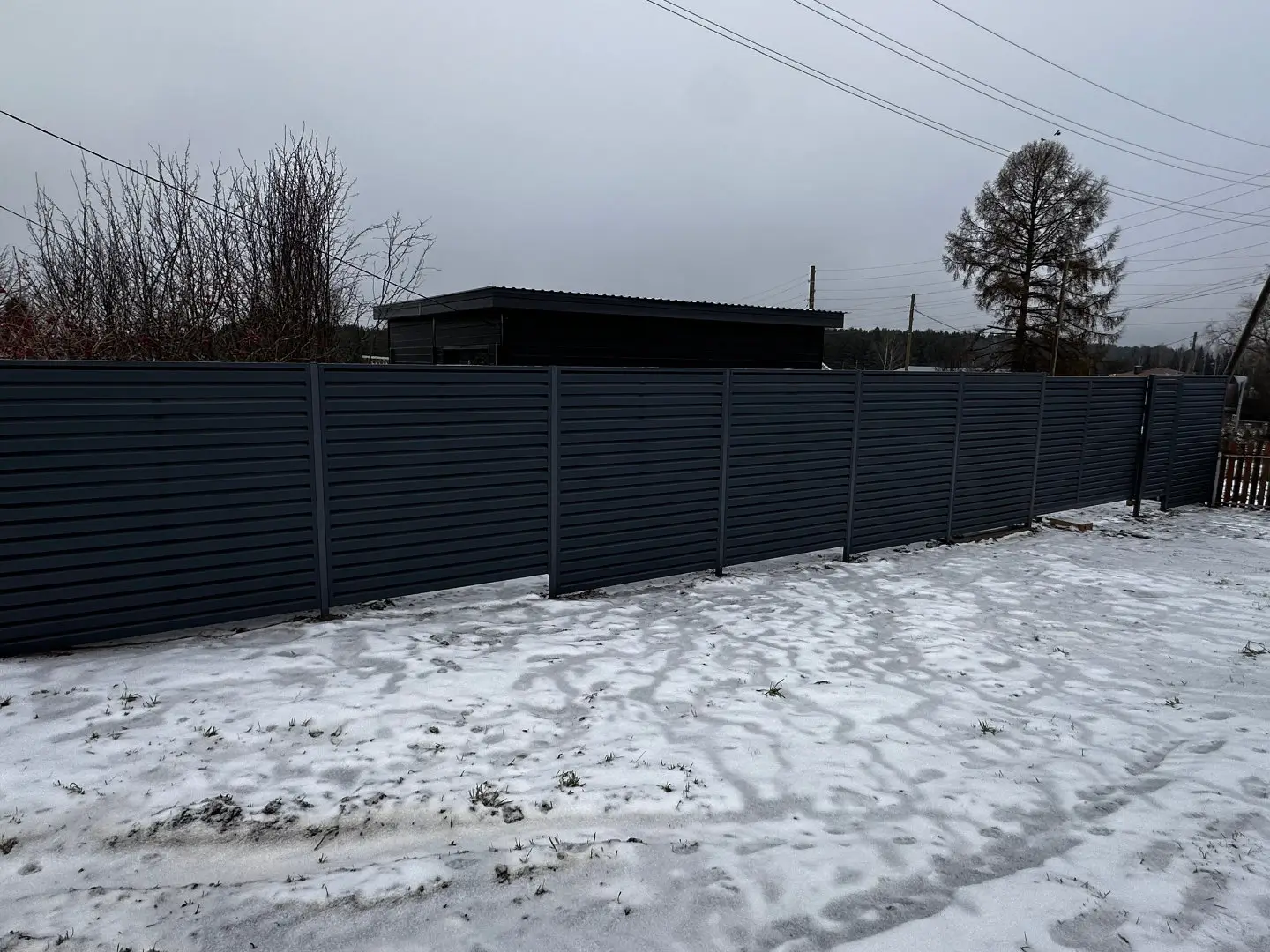 Забор-жалюзи из ламелей Хай-Тек 20м RAL7024/7024 Серый Графит двусторонний МАТТЕ фото 3 в Новокубанске
