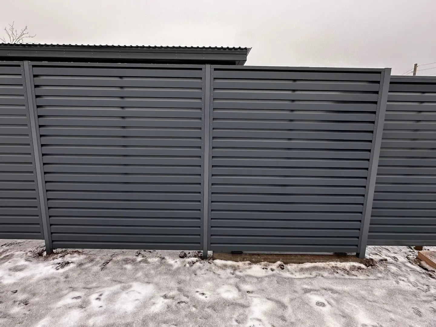 Забор-жалюзи из ламелей Хай-Тек 20м RAL7024/7024 Серый Графит двусторонний МАТТЕ фото 2 в Новокубанске